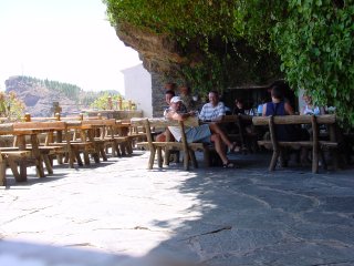 Taverne, die sich in einem Felsvorsprung befindet (in Artenara)