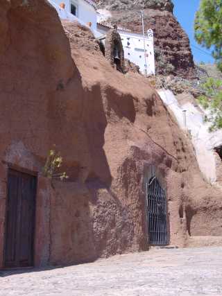 die Höhlenkirche im Dorf Artenara